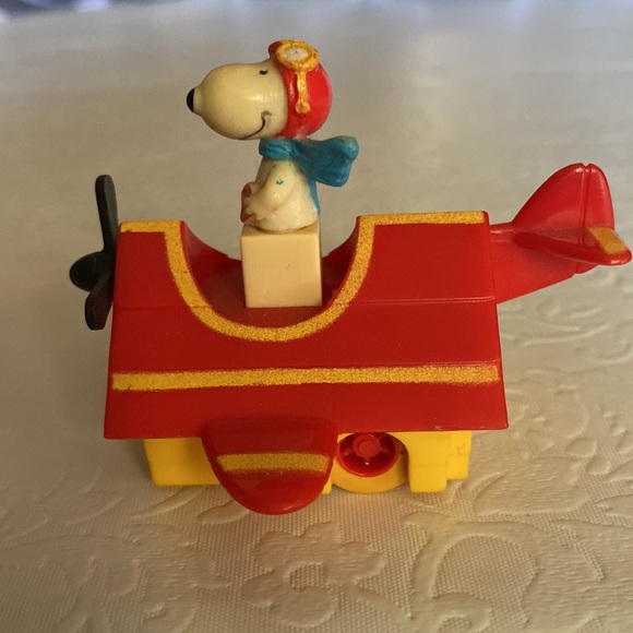Vintage 1966 Peanuts Snoopy Red Baron Doghouse Pilot Toy - Picture 2 of 5
